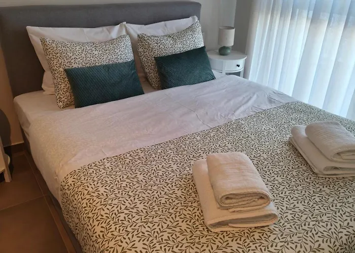 Leaf With Private Parking Apartment