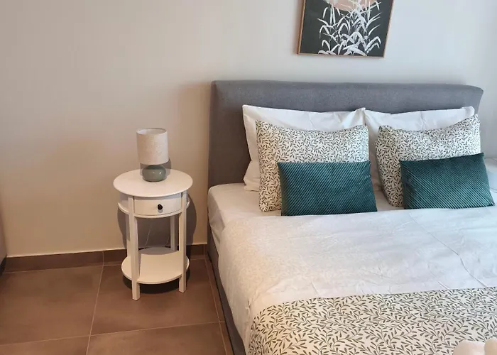 Apartment Leaf With Private Parking *