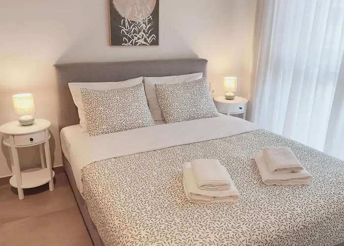 Leaf With Private Parking Apartment