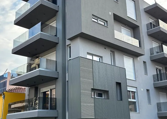 Leaf With Private Parking Apartment Volos