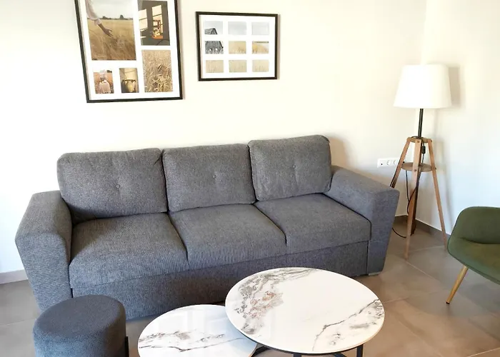 Apartment Leaf With Private Parking *