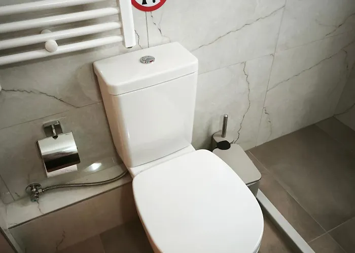 Apartment Leaf With Private Parking *